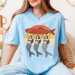 Sardine Shirt – Tinned Fish Shirt – Mediterranean Summer – Vintage Sardine Shirt – Ocean-Inspired Style – Unique Gift for Sardine Lovers