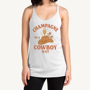 Dames racerback tanktop champagne op een cowboyhoed tanktop Sassy western cowgirl tanktop boho party vibe racerback