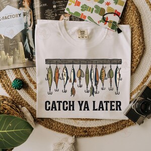 Catch Ya Later PNG、釣り昇華デザイン、面白いベースパッチ、アウトドア迷彩ラベル、デジタルダウンロードアート