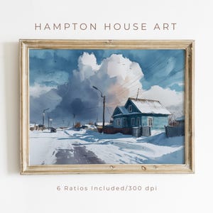 Peut inclure: Peinture à l'aquarelle d'une rue enneigée avec une maison bleue et de grands nuages dramatiques. L'œuvre est encadrée dans un cadre en bois clair. Le texte en haut indique "HAMPTON HOUSE ART". Le texte en bas indique "6 Ratios Included/300 dpi".