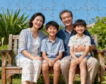 Peut inclure: Un puzzle terminé représentant une famille de quatre personnes assises sur un banc en bois à l'extérieur. La famille sourit, avec un ciel bleu et de la verdure en arrière-plan. Les pièces du puzzle sont visibles.