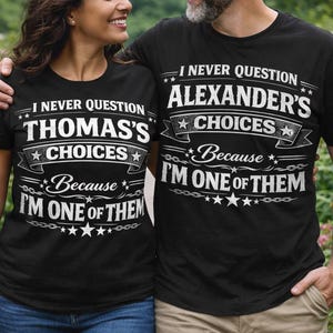 Camiseta "Nunca lo cuestiono porque soy parte/uno de ellos", camiseta con nombre personalizado, camiseta humorística personalizada, regalo divertido para esposo/esposa