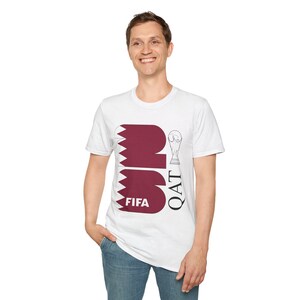 Maglietta Qatar 2026 Coppa del Mondo FIFA / Bandiera bordeaux, maglietta con grafica del trofeo immagine 7