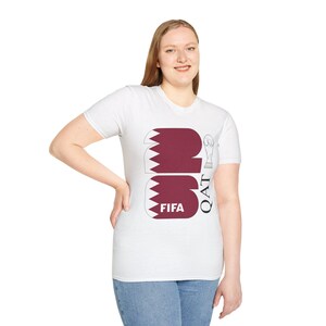Maglietta Qatar 2026 Coppa del Mondo FIFA / Bandiera bordeaux, maglietta con grafica del trofeo immagine 5
