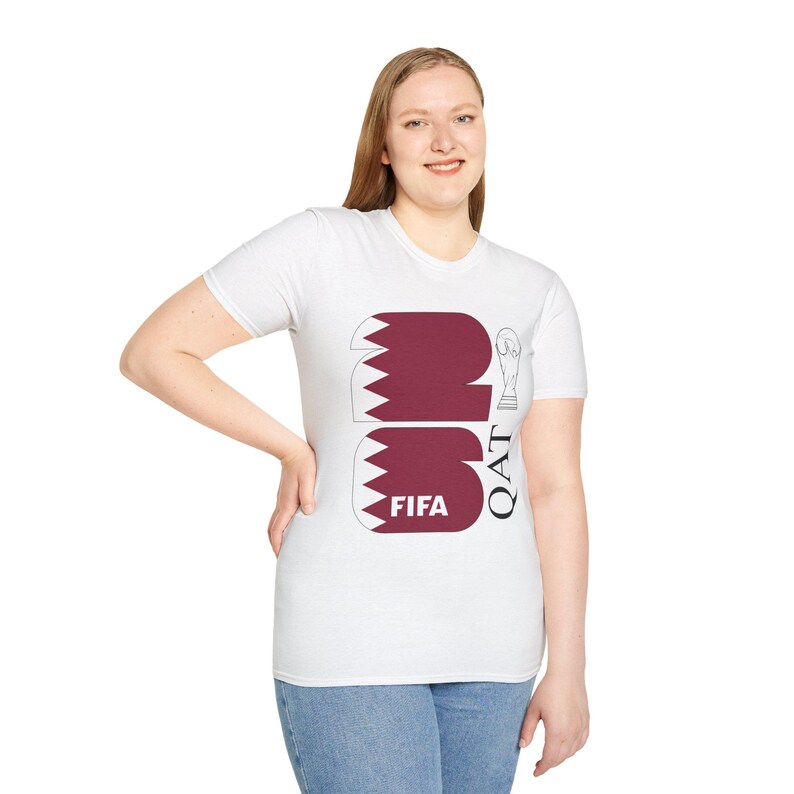 Maglietta Qatar 2026 Coppa del Mondo FIFA / Bandiera bordeaux, maglietta con grafica del trofeo immagine 5