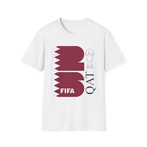 Maglietta Qatar 2026 Coppa del Mondo FIFA / Bandiera bordeaux, maglietta con grafica del trofeo immagine 1