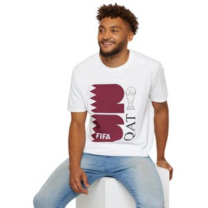 Maglietta Qatar 2026 Coppa del Mondo FIFA / Bandiera bordeaux, maglietta con grafica del trofeo immagine 12