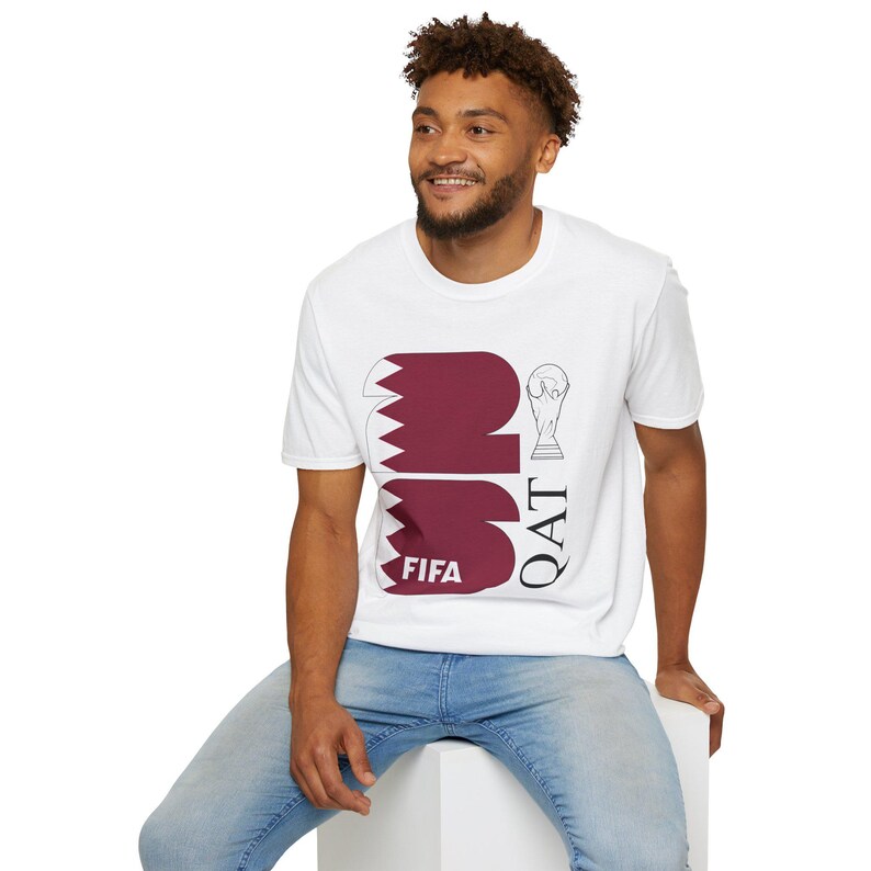 Maglietta Qatar 2026 Coppa del Mondo FIFA / Bandiera bordeaux, maglietta con grafica del trofeo immagine 12