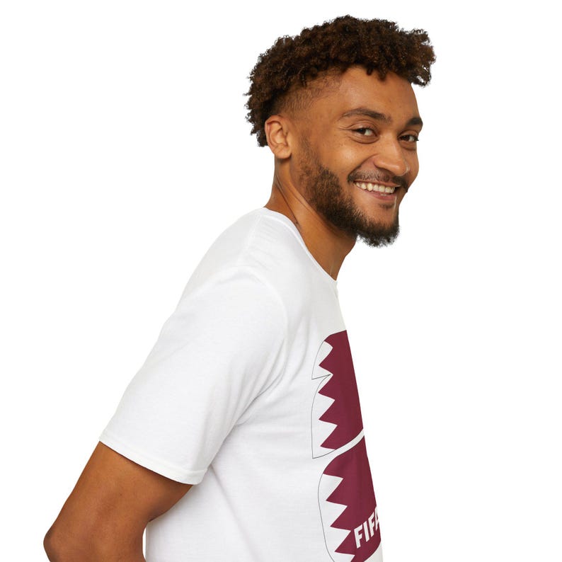 Maglietta Qatar 2026 Coppa del Mondo FIFA / Bandiera bordeaux, maglietta con grafica del trofeo immagine 11