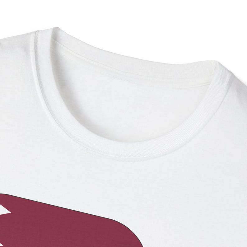 Maglietta Qatar 2026 Coppa del Mondo FIFA / Bandiera bordeaux, maglietta con grafica del trofeo immagine 3
