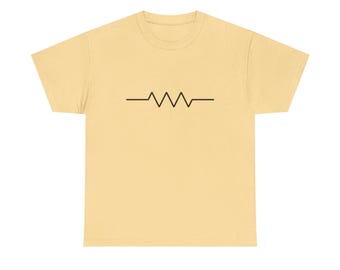 Puede incluir: Una camiseta amarilla de manga corta con un símbolo de resistencia negro impreso en la parte delantera.