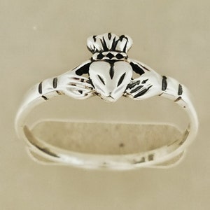 Kleiner Claddagh Ring in 925 Sterling Silber oder antiker Bronze kleiner irischer keltischer Liebesring Zarter irischer Claddagh Ring für Frauen oder Mädchen