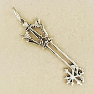 キングダム ハーツ オースキーパー キーブレードペンダント ステンレススチール製 KH キーブレードペンダント ビデオゲームペンダント