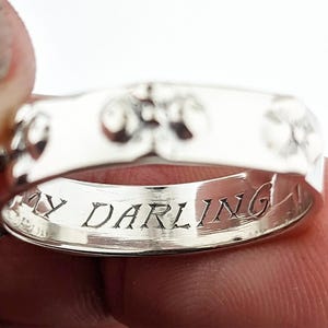 Benutzerdefinierte handgemachte Gravur auf Schmuck Personalisierter Namen Schmuck Benutzerdefinierte Nachricht Anhänger graviertes Geschenk für Sie Him Jubiläum Schmuck