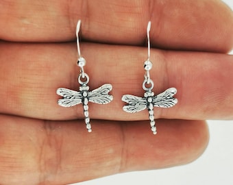 Pendientes colgantes con dije de libélula en plata de ley 925 o bronce. Joyería hecha a mano. Accesorio de insecto. Pieza llamativa de estilo bohemio inspirada en la naturaleza.