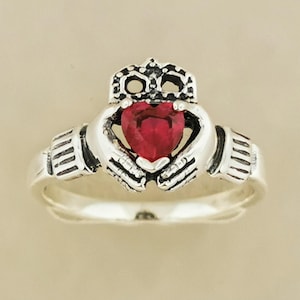 Bague Claddagh avec coeur en rubis synthétique en argent sterling ou bronze antique Bague amour irlandaise Bague de promesse celtique pour femme ou fille