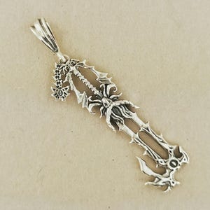 KH ノーネーム キーブレードペンダント ステンレススチール製 KH キーブレードペンダント ビデオゲームペンダント ゼアノート キーブレード