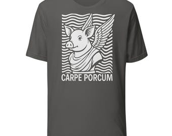 Könnte beinhalten: Dunkelgraues T-Shirt mit einem weißen Motiv eines geflügelten Schweins mit Toga und dem Text "CARPE PORCUM". Das Schweinemotiv ist vor einem Hintergrund aus weißen Wellenlinien platziert. Das T-Shirt hat einen Rundhalsausschnitt und kurze Ärmel.