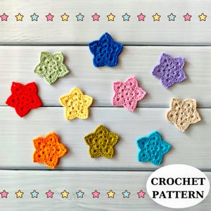 Könnte beinhalten: Eine Sammlung bunter, gehäkelter Sterne in verschiedenen Farben, darunter Rot, Gelb, Grün, Blau, Rosa, Orange und Beige. Der Text "CROCHET PATTERN" wird in einem weißen Feld angezeigt. Die Sterne sind auf einer hellgrauen Holzoberfläche angeordnet.