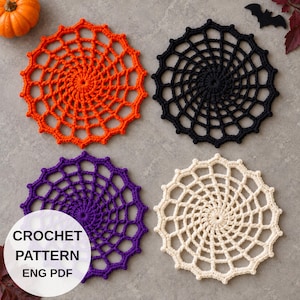 Puede incluir: Cuatro tapetes de ganchillo circulares en naranja, negro, morado y blanco roto, cada uno con un patrón de telaraña. Una superposición circular blanca en la esquina inferior izquierda contiene el texto CROCHET PATTERN ENG PDF.