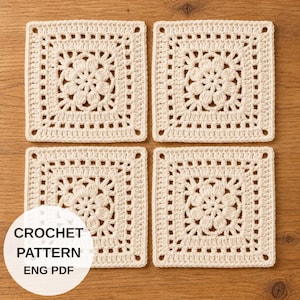 Op de afbeelding: Vier vierkante, gebroken witte gehaakte onderzetters met een centraal bloemmotief en een geometrische rand. Een cirkelvormige witte overlay in de linkerbenedenhoek bevat de zwarte tekst CROCHET PATTERN ENG PDF.