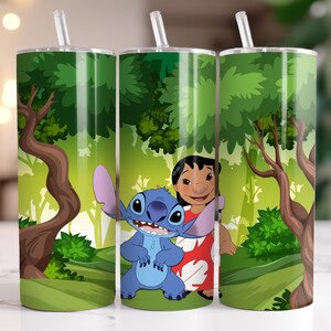 Puede incluir: Tres vasos verdes con una escena de bosque de dibujos animados con Stitch y Lilo. Los vasos tienen una pajita blanca y una tapa verde. El dise&ntilde;o incluye un Stitch azul y Lilo con un vestido rojo.