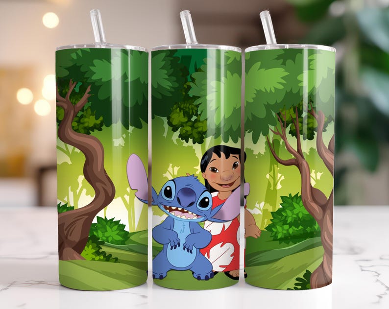 Puede incluir: Tres vasos verdes con una escena de bosque de dibujos animados con Stitch y Lilo. Los vasos tienen una pajita blanca y una tapa verde. El dise&ntilde;o incluye un Stitch azul y Lilo con un vestido rojo.