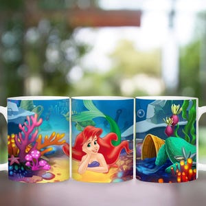 Puede incluir: Taza de cer&aacute;mica blanca con una colorida ilustraci&oacute;n de Ariel de La Sirenita. El dise&ntilde;o incluye corales, algas marinas y elementos submarinos. La taza tiene un asa blanca y una impresi&oacute;n vibrante y detallada.