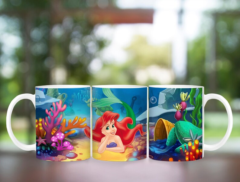 Puede incluir: Taza de cer&aacute;mica blanca con una colorida ilustraci&oacute;n de Ariel de La Sirenita. El dise&ntilde;o incluye corales, algas marinas y elementos submarinos. La taza tiene un asa blanca y una impresi&oacute;n vibrante y detallada.