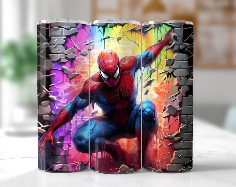 以下が含まれることがあります： スパイダーマンの鮮やかなイラストが描かれたステンレス鋼タンブラー。デザインは、虹色の背景を持つレンガの壁を突き破る、ダイナミックなポーズのスパイダーマンを示しています。タンブラーは円筒形です。