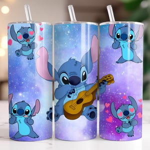 Puede incluir: Tres vasos de acero inoxidable con un dise&ntilde;o de galaxia azul y p&uacute;rpura con el personaje de dibujos animados Stitch. Cada vaso tiene una pajita blanca y est&aacute; decorado con ilustraciones de Stitch y corazones rosas.