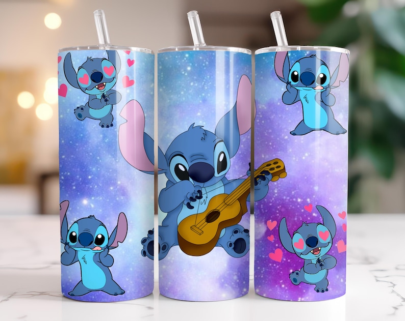 Puede incluir: Tres vasos de acero inoxidable con un dise&ntilde;o de galaxia azul y p&uacute;rpura con el personaje de dibujos animados Stitch. Cada vaso tiene una pajita blanca y est&aacute; decorado con ilustraciones de Stitch y corazones rosas.