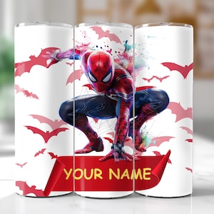 Pode incluir: Um copo branco com o Homem-Aranha em uma pose din&acirc;mica, cercado por silhuetas de morcegos vermelhos. O super-her&oacute;i &eacute; retratado em seu traje cl&aacute;ssico vermelho e azul. Uma faixa vermelha na parte inferior exibe o texto "YOUR NAME" em amarelo.