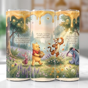 Op de afbeelding: Een roestvrijstalen beker met een grillige illustratie van Winnie de Poeh en vrienden in een bos. Het ontwerp bevat citaten en een honingthema. De beker is ontworpen voor ongeveer 590 ml.