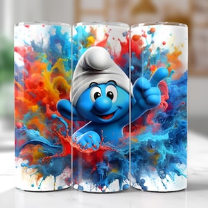 Könnte beinhalten: Drei weiße Becher mit einem Schlumpf-Design. Der blaue Schlumpf ist vor einem Hintergrund aus roten, orangefarbenen und blauen Farbspritzern platziert. Der Schlumpf zeigt den Daumen nach oben.