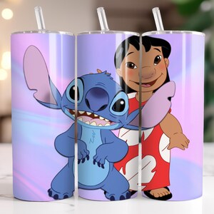 Puede incluir: Tres vasos de acero inoxidable con pajitas, con los personajes Stitch y Lilo de la pel&iacute;cula Lilo & Stitch. El dise&ntilde;o es colorido sobre un fondo degradado p&uacute;rpura y azul. Cada vaso mide unos 20 cm de alto.