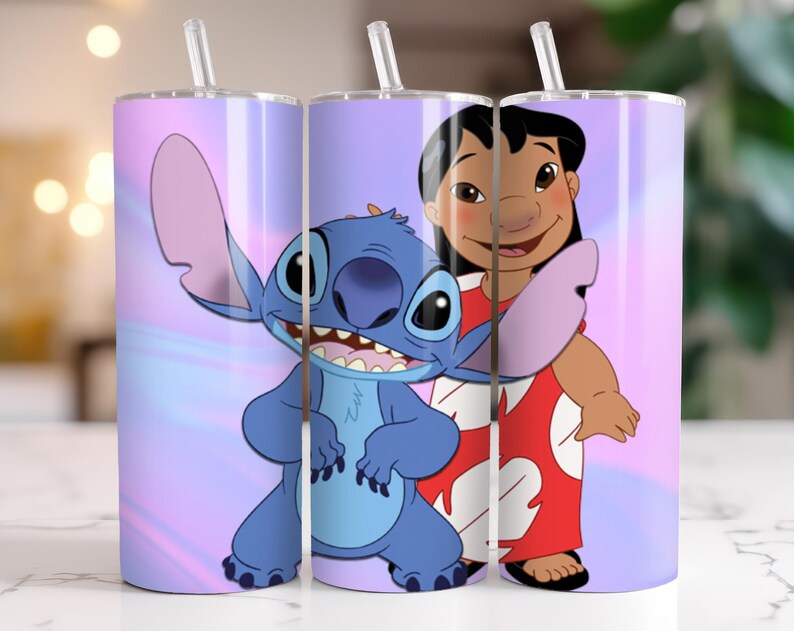 Puede incluir: Tres vasos de acero inoxidable con pajitas, con los personajes Stitch y Lilo de la pel&iacute;cula Lilo & Stitch. El dise&ntilde;o es colorido sobre un fondo degradado p&uacute;rpura y azul. Cada vaso mide unos 20 cm de alto.