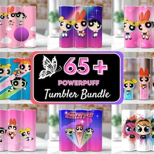 Peut inclure: Plusieurs gobelets Powerpuff Girls avec divers motifs. Les gobelets présentent les personnages de dessins animés sur des fonds roses, bleus et violets. L'image comprend le texte "65+ Powerpuff Tumbler Bundle."