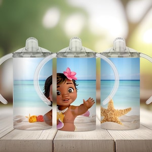 Puede incluir: Tres vasos para sorber transparentes con asas y tapas blancas. Cada vaso presenta una imagen diferente de un personaje de dibujos animados en una playa con una estrella de mar y conchas. El fondo muestra un oc&eacute;ano y un cielo azules.