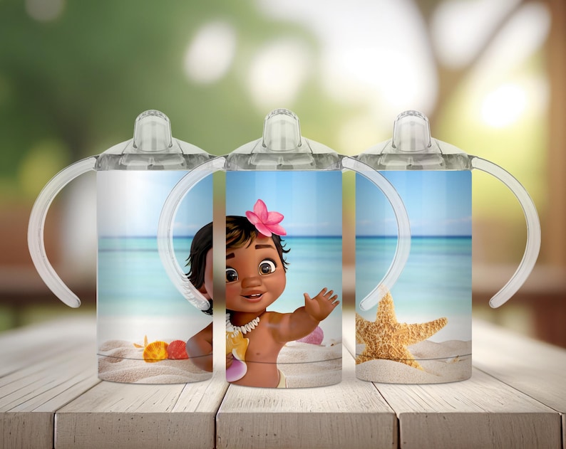 Puede incluir: Tres vasos para sorber transparentes con asas y tapas blancas. Cada vaso presenta una imagen diferente de un personaje de dibujos animados en una playa con una estrella de mar y conchas. El fondo muestra un oc&eacute;ano y un cielo azules.