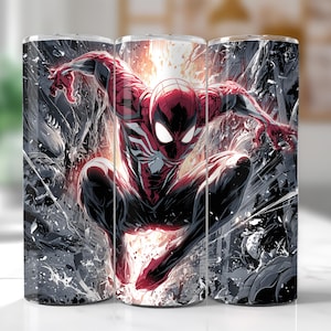 Puede incluir: Tres vasos de acero inoxidable con una ilustraci&oacute;n din&aacute;mica de Spider-Man en cuclillas. El superh&eacute;roe est&aacute; representado con su cl&aacute;sico traje rojo y negro, sobre un fondo de una escena de c&oacute;mic gris y blanco.