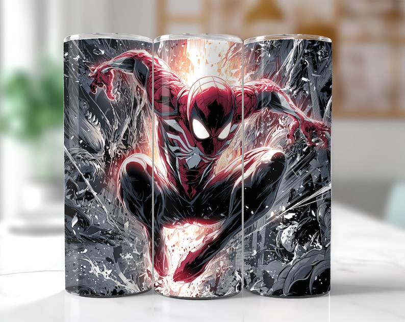 Puede incluir: Tres vasos de acero inoxidable con una ilustraci&oacute;n din&aacute;mica de Spider-Man en cuclillas. El superh&eacute;roe est&aacute; representado con su cl&aacute;sico traje rojo y negro, sobre un fondo de una escena de c&oacute;mic gris y blanco.