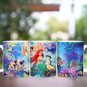 Puede incluir: Taza de cer&aacute;mica blanca con ilustraciones coloridas de personajes de una popular pel&iacute;cula animada. El dise&ntilde;o incluye una sirena, criaturas marinas y escenas submarinas. La taza tiene un asa curva.