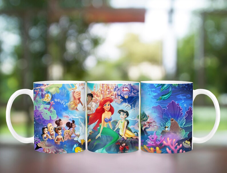 Puede incluir: Taza de cer&aacute;mica blanca con ilustraciones coloridas de personajes de una popular pel&iacute;cula animada. El dise&ntilde;o incluye una sirena, criaturas marinas y escenas submarinas. La taza tiene un asa curva.