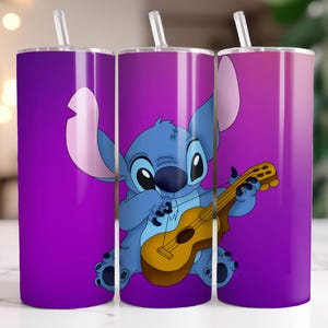 Puede incluir: Tres vasos de acero inoxidable con un fondo degradado p&uacute;rpura y rosa. Cada vaso presenta una imagen de dibujos animados de Stitch tocando un ukelele. Los vasos tienen una pajita transparente y una tapa plateada.