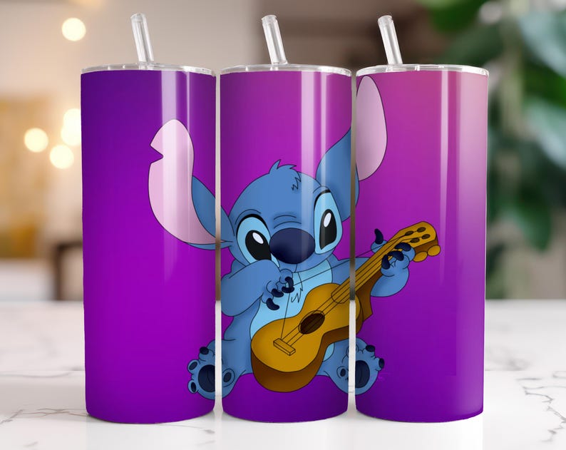 Puede incluir: Tres vasos de acero inoxidable con un fondo degradado p&uacute;rpura y rosa. Cada vaso presenta una imagen de dibujos animados de Stitch tocando un ukelele. Los vasos tienen una pajita transparente y una tapa plateada.