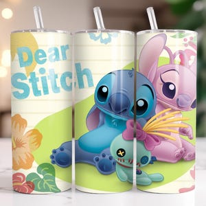 Puede incluir: Un vaso de acero inoxidable con pajita con el texto "Dear Stitch" en azul claro. El vaso muestra ilustraciones de Stitch, Angel y un personaje de mu&ntilde;eco vud&uacute;. El dise&ntilde;o incluye detalles florales y de hojas.