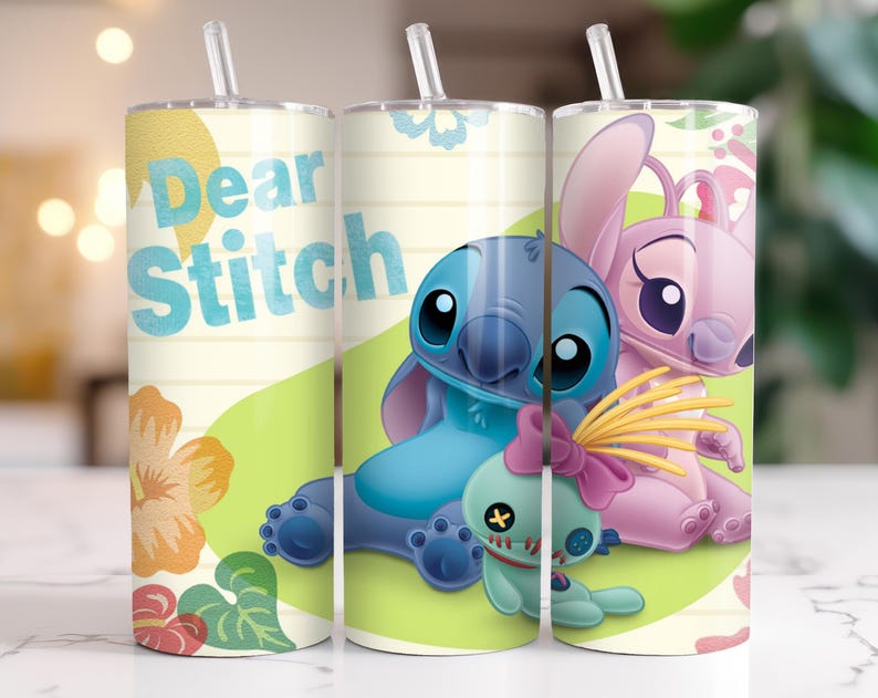 Puede incluir: Un vaso de acero inoxidable con pajita con el texto "Dear Stitch" en azul claro. El vaso muestra ilustraciones de Stitch, Angel y un personaje de mu&ntilde;eco vud&uacute;. El dise&ntilde;o incluye detalles florales y de hojas.