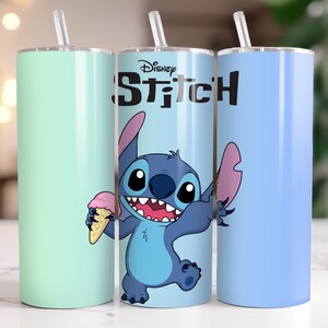 Puede incluir: Tres vasos de acero inoxidable con pajitas. Uno es verde menta, otro azul claro con un dise&ntilde;o de Disney Stitch, y el otro es azul claro liso. El vaso de Stitch presenta al personaje sosteniendo un helado y la palabra "Stitch".