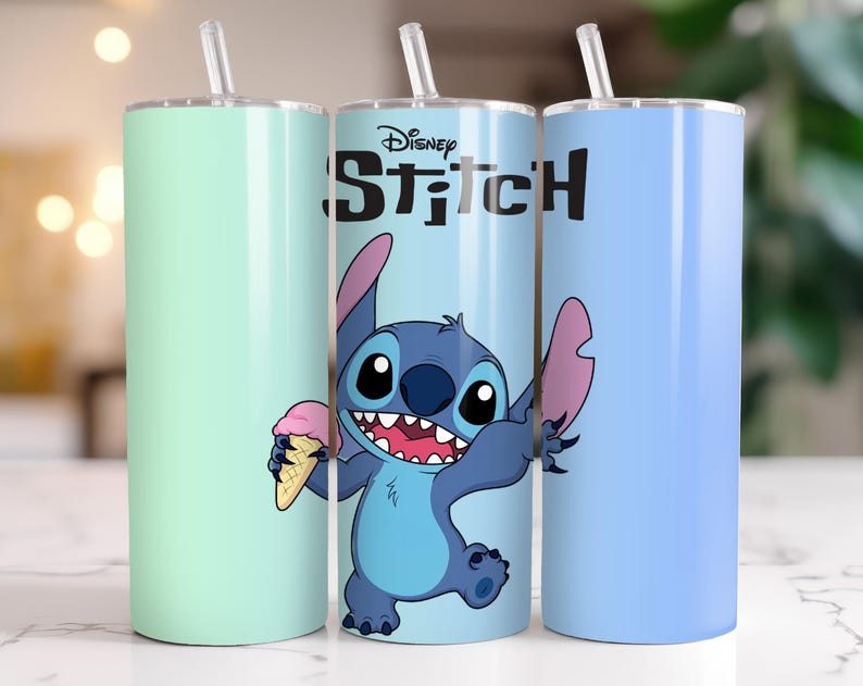 Puede incluir: Tres vasos de acero inoxidable con pajitas. Uno es verde menta, otro azul claro con un dise&ntilde;o de Disney Stitch, y el otro es azul claro liso. El vaso de Stitch presenta al personaje sosteniendo un helado y la palabra "Stitch".